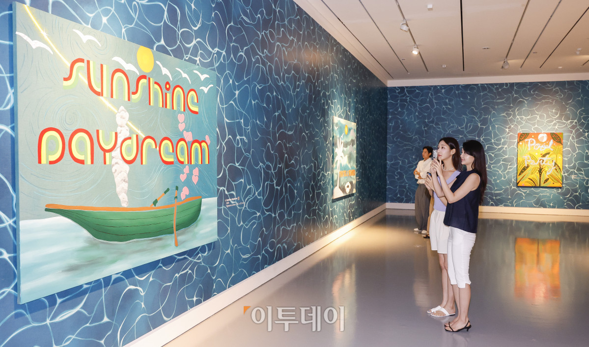 ▲1일 인천 중구 파라다이스시티 아트스페이스에서 열린 미국 팝아트 작가 조엘 메슬러의 국내 첫 개인전 파라다이스 파운드(Paradise Found) 사전공개 행사에서 관람객들이 전시를 관람하고 있다. 파라다이스시티는 2일부터 치유와 회복의 메시지를 트로피컬한 색채와 경쾌한 화풍으로 담아낸 조엘 메슬러의 작품 24점을 선보인다. 조현호 기자 hyunho@