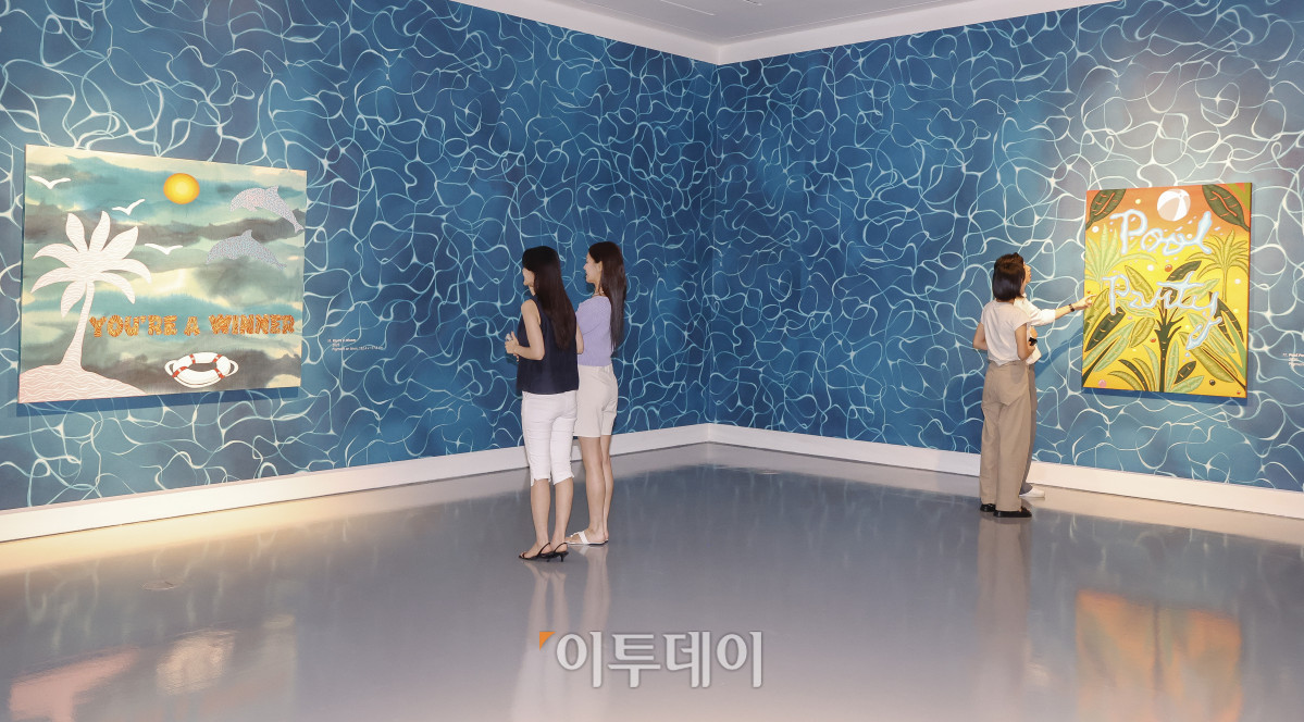 ▲1일 인천 중구 파라다이스시티 아트스페이스에서 열린 미국 팝아트 작가 조엘 메슬러의 국내 첫 개인전 파라다이스 파운드(Paradise Found) 사전공개 행사에서 관람객들이 전시를 관람하고 있다. 파라다이스시티는 2일부터 치유와 회복의 메시지를 트로피컬한 색채와 경쾌한 화풍으로 담아낸 조엘 메슬러의 작품 24점을 선보인다. 조현호 기자 hyunho@