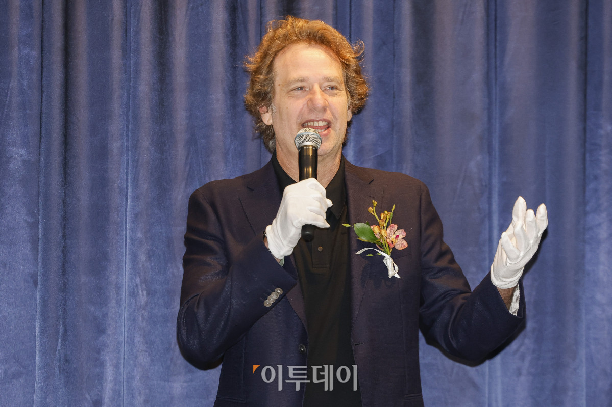 ▲미국 팝아트 작가 조엘 메슬러가 1일 인천 중구 파라다이스시티 아트스페이스에서 열린 국내 첫 개인전 파라다이스 파운드(Paradise Found) 사전공개 행사에서 작품 '파라다이스 위드 블로섬스(Paradise with Blossoms)'를 소개하고 있다. 파라다이스시티는 2일부터 치유와 회복의 메시지를 트로피컬한 색채와 경쾌한 화풍으로 담아낸 조엘 메슬러의 작품 24점을 선보인다. 조현호 기자 hyunho@