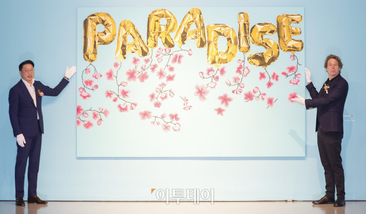 ▲미국 팝아트 작가 조엘 메슬러(오른쪽)와 최종환 파라다이스 대표이사가 1일 인천 중구 파라다이스시티 아트스페이스에서 열린 국내 첫 개인전 파라다이스 파운드(Paradise Found) 사전공개 행사에서 작품 '파라다이스 위드 블로섬스(Paradise with Blossoms)'를 소개하고 있다. 파라다이스시티는 2일부터 치유와 회복의 메시지를 트로피컬한 색채와 경쾌한 화풍으로 담아낸 조엘 메슬러의 작품 24점을 선보인다. 조현호 기자 hyunho@
