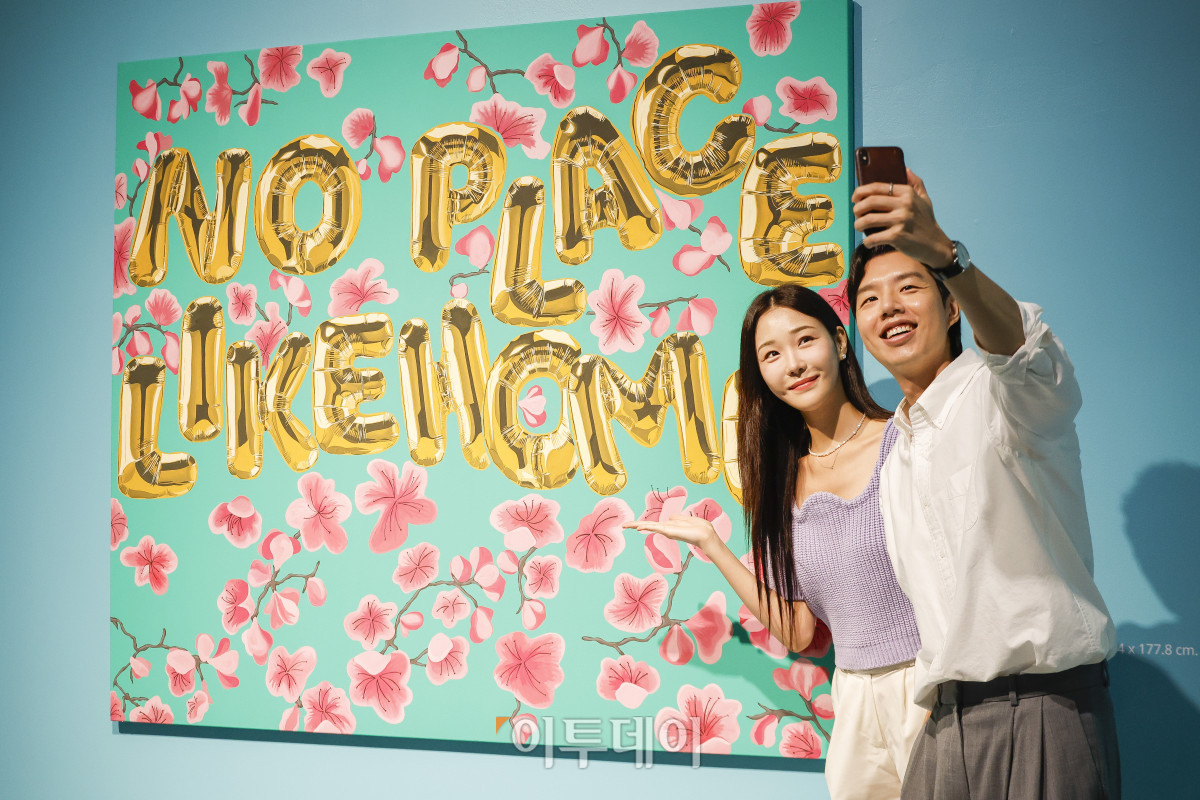 ▲1일 인천 중구 파라다이스시티 아트스페이스에서 열린 미국 팝아트 작가 조엘 메슬러의 국내 첫 개인전 파라다이스 파운드(Paradise Found) 사전공개 행사에서 관람객들이 전시를 관람하고 있다. 파라다이스시티는 2일부터 치유와 회복의 메시지를 트로피컬한 색채와 경쾌한 화풍으로 담아낸 조엘 메슬러의 작품 24점을 선보인다. 조현호 기자 hyunho@