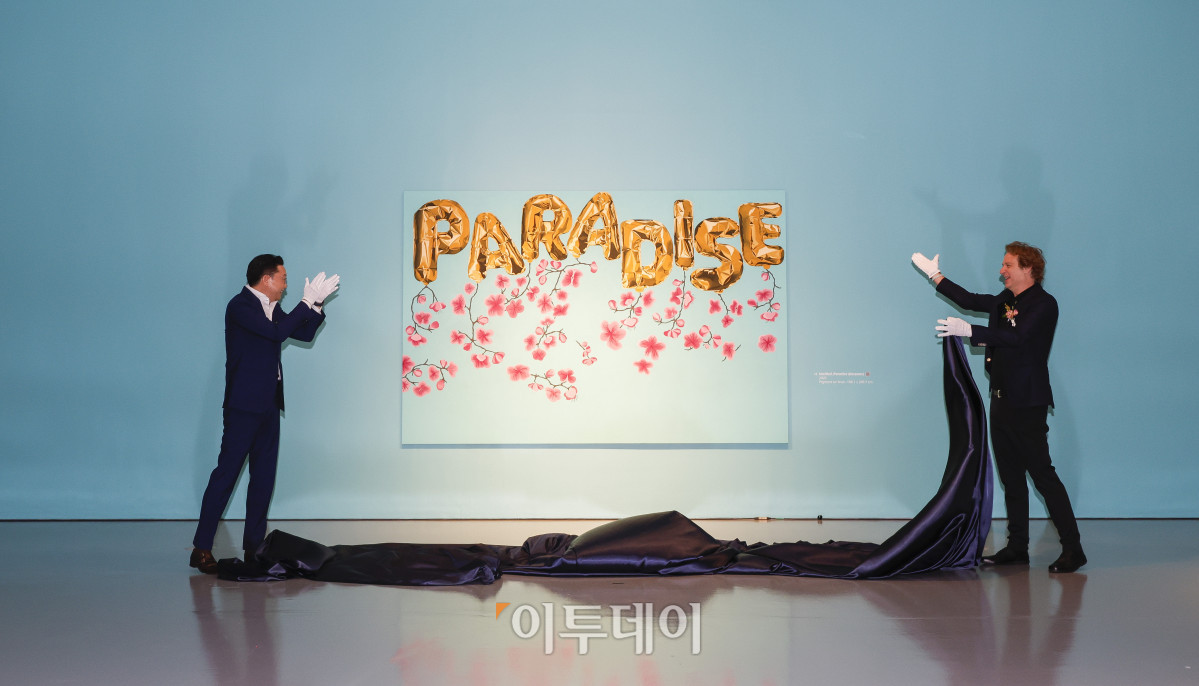 ▲미국 팝아트 작가 조엘 메슬러(오른쪽)와 최종환 파라다이스 대표이사가 1일 인천 중구 파라다이스시티 아트스페이스에서 열린 국내 첫 개인전 파라다이스 파운드(Paradise Found) 사전공개 행사에서 작품 '파라다이스 위드 블로섬스(Paradise with Blossoms)'를 소개하고 있다. 파라다이스시티는 2일부터 치유와 회복의 메시지를 트로피컬한 색채와 경쾌한 화풍으로 담아낸 조엘 메슬러의 작품 24점을 선보인다. 조현호 기자 hyunho@