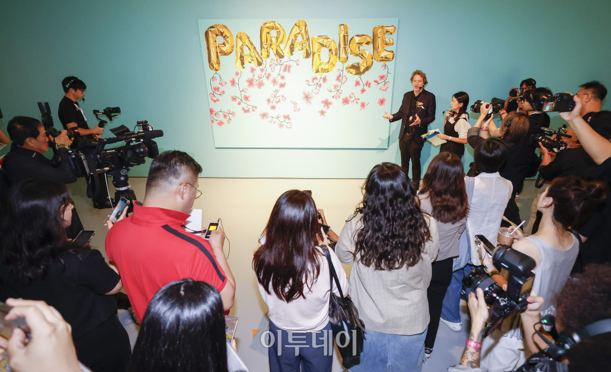 ▲미국 팝아트 작가 조엘 메슬러가 1일 인천 중구 파라다이스시티 아트스페이스에서 열린 국내 첫 개인전 파라다이스 파운드(Paradise Found) 사전공개 행사에서 작품 '파라다이스 위드 블로섬스(Paradise with Blossoms)'를 소개하고 있다. 파라다이스시티는 2일부터 치유와 회복의 메시지를 트로피컬한 색채와 경쾌한 화풍으로 담아낸 조엘 메슬러의 작품 24점을 선보인다. 조현호 기자 hyunho@