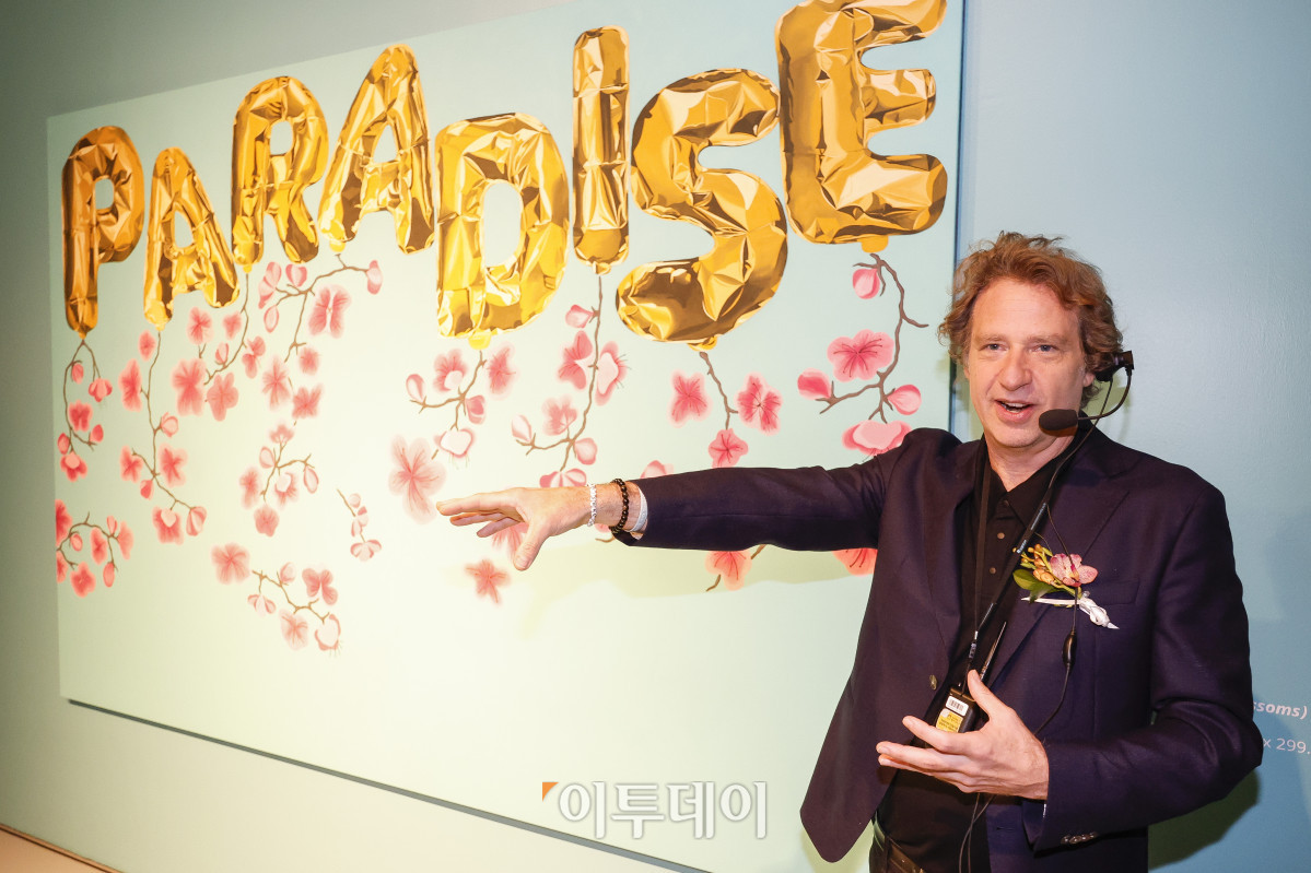 ▲미국 팝아트 작가 조엘 메슬러가 1일 인천 중구 파라다이스시티 아트스페이스에서 열린 국내 첫 개인전 파라다이스 파운드(Paradise Found) 사전공개 행사에서 작품 '파라다이스 위드 블로섬스(Paradise with Blossoms)'를 소개하고 있다. 파라다이스시티는 2일부터 치유와 회복의 메시지를 트로피컬한 색채와 경쾌한 화풍으로 담아낸 조엘 메슬러의 작품 24점을 선보인다. 조현호 기자 hyunho@