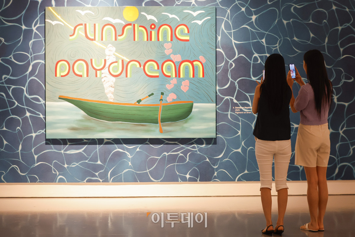 ▲1일 인천 중구 파라다이스시티 아트스페이스에서 열린 미국 팝아트 작가 조엘 메슬러의 국내 첫 개인전 파라다이스 파운드(Paradise Found) 사전공개 행사에서 관람객들이 전시를 관람하고 있다. 파라다이스시티는 2일부터 치유와 회복의 메시지를 트로피컬한 색채와 경쾌한 화풍으로 담아낸 조엘 메슬러의 작품 24점을 선보인다. 조현호 기자 hyunho@