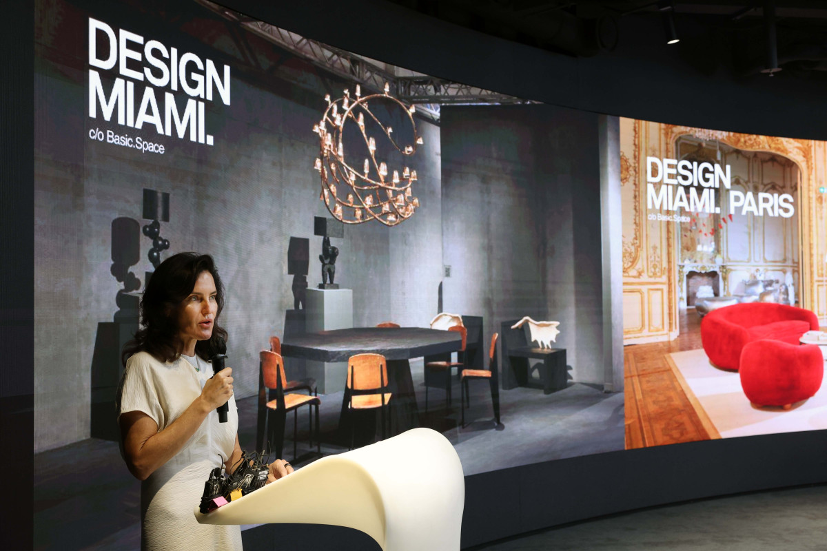▲제니퍼 로버츠 디자인 마이애미 대표가 1일 서울 중구 동대문디자인플라자(DDP)에서 열린 ‘디자인 마이애미 인 시추-서울’ 기자간담회에서 행사를 소개하고 있다. 14일까지 DDP에서 ‘창착의 빛: 한국을 비추다’를 주제로 진행되는 ‘디자인 마이애미 인 시추-서울’은 디자인 마이애미가 아시아에서 처음으로 선보이는 전시로, 71명 디자이너의 170여 점 작품을 통해 전통 공예부터 현대 디자인까지 한국 디자인만의 독창성을 조명하고 국내 콜렉터블 디자인의 흐름을 이끌어온 거장들을 소개하는 자리다. 디자인 마이애미는 세계 유명 갤러리와 디자이너 등이 소장 가치를 지닌 디자인을 소개하는 세계적인 디자인 플랫폼이다. 신태현 기자 holjjak@