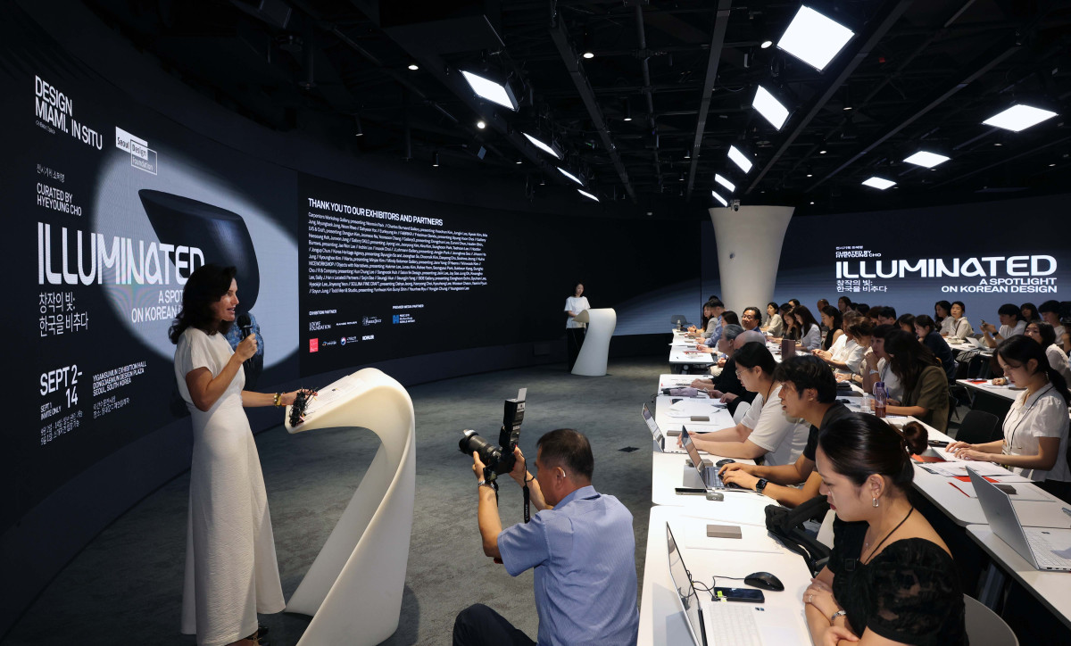 ▲제니퍼 로버츠 디자인 마이애미 대표가 1일 서울 중구 동대문디자인플라자(DDP)에서 열린 ‘디자인 마이애미 인 시추-서울’ 기자간담회에서 행사를 소개하고 있다. 14일까지 DDP에서 ‘창착의 빛: 한국을 비추다’를 주제로 진행되는 ‘디자인 마이애미 인 시추-서울’은 디자인 마이애미가 아시아에서 처음으로 선보이는 전시로, 71명 디자이너의 170여 점 작품을 통해 전통 공예부터 현대 디자인까지 한국 디자인만의 독창성을 조명하고 국내 콜렉터블 디자인의 흐름을 이끌어온 거장들을 소개하는 자리다. 디자인 마이애미는 세계 유명 갤러리와 디자이너 등이 소장 가치를 지닌 디자인을 소개하는 세계적인 디자인 플랫폼이다. 신태현 기자 holjjak@