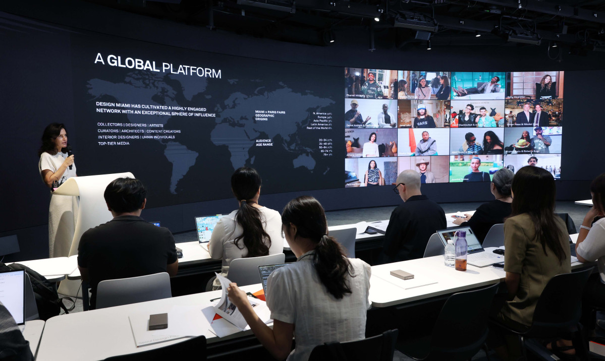 ▲제니퍼 로버츠 디자인 마이애미 대표가 1일 서울 중구 동대문디자인플라자(DDP)에서 열린 ‘디자인 마이애미 인 시추-서울’ 기자간담회에서 행사를 소개하고 있다. 14일까지 DDP에서 ‘창착의 빛: 한국을 비추다’를 주제로 진행되는 ‘디자인 마이애미 인 시추-서울’은 디자인 마이애미가 아시아에서 처음으로 선보이는 전시로, 71명 디자이너의 170여 점 작품을 통해 전통 공예부터 현대 디자인까지 한국 디자인만의 독창성을 조명하고 국내 콜렉터블 디자인의 흐름을 이끌어온 거장들을 소개하는 자리다. 디자인 마이애미는 세계 유명 갤러리와 디자이너 등이 소장 가치를 지닌 디자인을 소개하는 세계적인 디자인 플랫폼이다. 신태현 기자 holjjak@