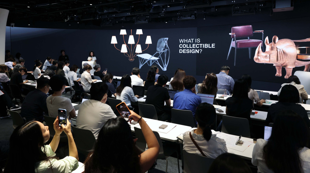 ▲제니퍼 로버츠 디자인 마이애미 대표가 1일 서울 중구 동대문디자인플라자(DDP)에서 열린 ‘디자인 마이애미 인 시추-서울’ 기자간담회에서 행사를 소개하고 있다. 14일까지 DDP에서 ‘창착의 빛: 한국을 비추다’를 주제로 진행되는 ‘디자인 마이애미 인 시추-서울’은 디자인 마이애미가 아시아에서 처음으로 선보이는 전시로, 71명 디자이너의 170여 점 작품을 통해 전통 공예부터 현대 디자인까지 한국 디자인만의 독창성을 조명하고 국내 콜렉터블 디자인의 흐름을 이끌어온 거장들을 소개하는 자리다. 디자인 마이애미는 세계 유명 갤러리와 디자이너 등이 소장 가치를 지닌 디자인을 소개하는 세계적인 디자인 플랫폼이다. 신태현 기자 holjjak@