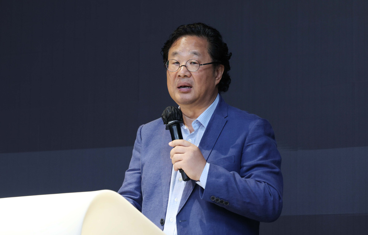 ▲차강희 서울디자인재단 대표가 1일 서울 중구 동대문디자인플라자(DDP)에서 열린 ‘디자인 마이애미 인 시추-서울’ 기자간담회에서 인사말을 하고있다. 14일까지 DDP에서 ‘창착의 빛: 한국을 비추다’를 주제로 진행되는 ‘디자인 마이애미 인 시추-서울’은 디자인 마이애미가 아시아에서 처음으로 선보이는 전시로, 71명 디자이너의 170여 점 작품을 통해 전통 공예부터 현대 디자인까지 한국 디자인만의 독창성을 조명하고 국내 콜렉터블 디자인의 흐름을 이끌어온 거장들을 소개하는 자리다. 디자인 마이애미는 세계 유명 갤러리와 디자이너 등이 소장 가치를 지닌 디자인을 소개하는 세계적인 디자인 플랫폼이다. 신태현 기자 holjjak@