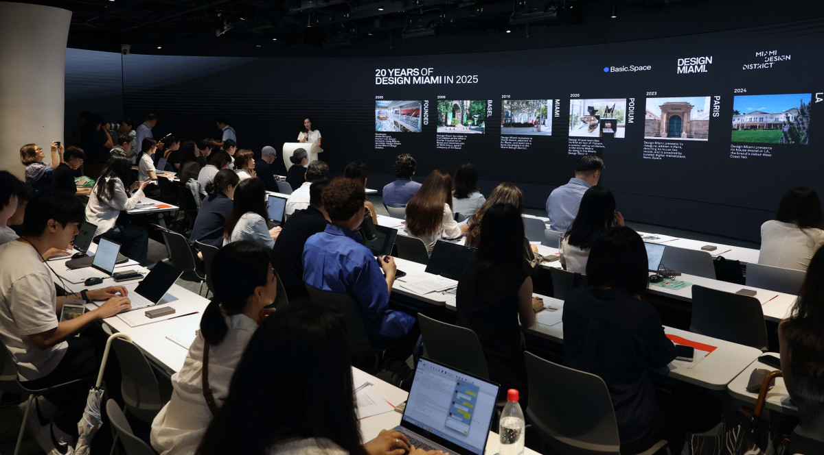 ▲제니퍼 로버츠 디자인 마이애미 대표가 1일 서울 중구 동대문디자인플라자(DDP)에서 열린 ‘디자인 마이애미 인 시추-서울’ 기자간담회에서 행사를 소개하고 있다. 14일까지 DDP에서 ‘창착의 빛: 한국을 비추다’를 주제로 진행되는 ‘디자인 마이애미 인 시추-서울’은 디자인 마이애미가 아시아에서 처음으로 선보이는 전시로, 71명 디자이너의 170여 점 작품을 통해 전통 공예부터 현대 디자인까지 한국 디자인만의 독창성을 조명하고 국내 콜렉터블 디자인의 흐름을 이끌어온 거장들을 소개하는 자리다. 디자인 마이애미는 세계 유명 갤러리와 디자이너 등이 소장 가치를 지닌 디자인을 소개하는 세계적인 디자인 플랫폼이다. 신태현 기자 holjjak@