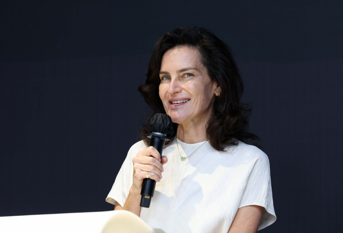 ▲제니퍼 로버츠 디자인 마이애미 대표가 1일 서울 중구 동대문디자인플라자(DDP)에서 열린 ‘디자인 마이애미 인 시추-서울’ 기자간담회에서 행사를 소개하고 있다. 14일까지 DDP에서 ‘창착의 빛: 한국을 비추다’를 주제로 진행되는 ‘디자인 마이애미 인 시추-서울’은 디자인 마이애미가 아시아에서 처음으로 선보이는 전시로, 71명 디자이너의 170여 점 작품을 통해 전통 공예부터 현대 디자인까지 한국 디자인만의 독창성을 조명하고 국내 콜렉터블 디자인의 흐름을 이끌어온 거장들을 소개하는 자리다. 디자인 마이애미는 세계 유명 갤러리와 디자이너 등이 소장 가치를 지닌 디자인을 소개하는 세계적인 디자인 플랫폼이다. 신태현 기자 holjjak@