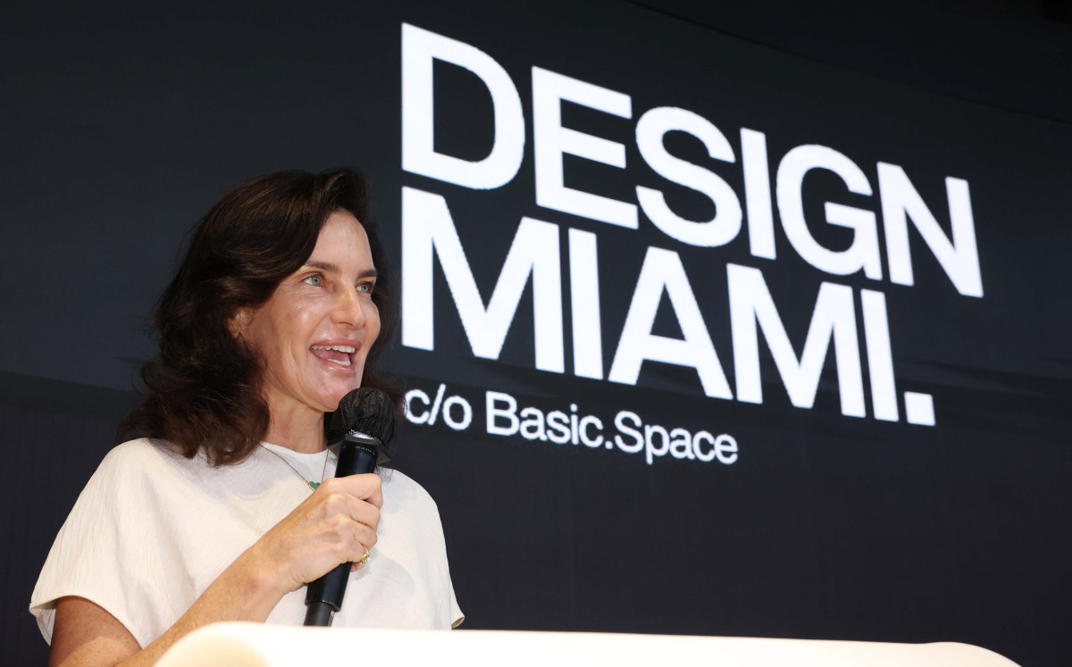 ▲제니퍼 로버츠 디자인 마이애미 대표가 1일 서울 중구 동대문디자인플라자(DDP)에서 열린 ‘디자인 마이애미 인 시추-서울’ 기자간담회에서 행사를 소개하고 있다. 14일까지 DDP에서 ‘창착의 빛: 한국을 비추다’를 주제로 진행되는 ‘디자인 마이애미 인 시추-서울’은 디자인 마이애미가 아시아에서 처음으로 선보이는 전시로, 71명 디자이너의 170여 점 작품을 통해 전통 공예부터 현대 디자인까지 한국 디자인만의 독창성을 조명하고 국내 콜렉터블 디자인의 흐름을 이끌어온 거장들을 소개하는 자리다. 디자인 마이애미는 세계 유명 갤러리와 디자이너 등이 소장 가치를 지닌 디자인을 소개하는 세계적인 디자인 플랫폼이다. 신태현 기자 holjjak@