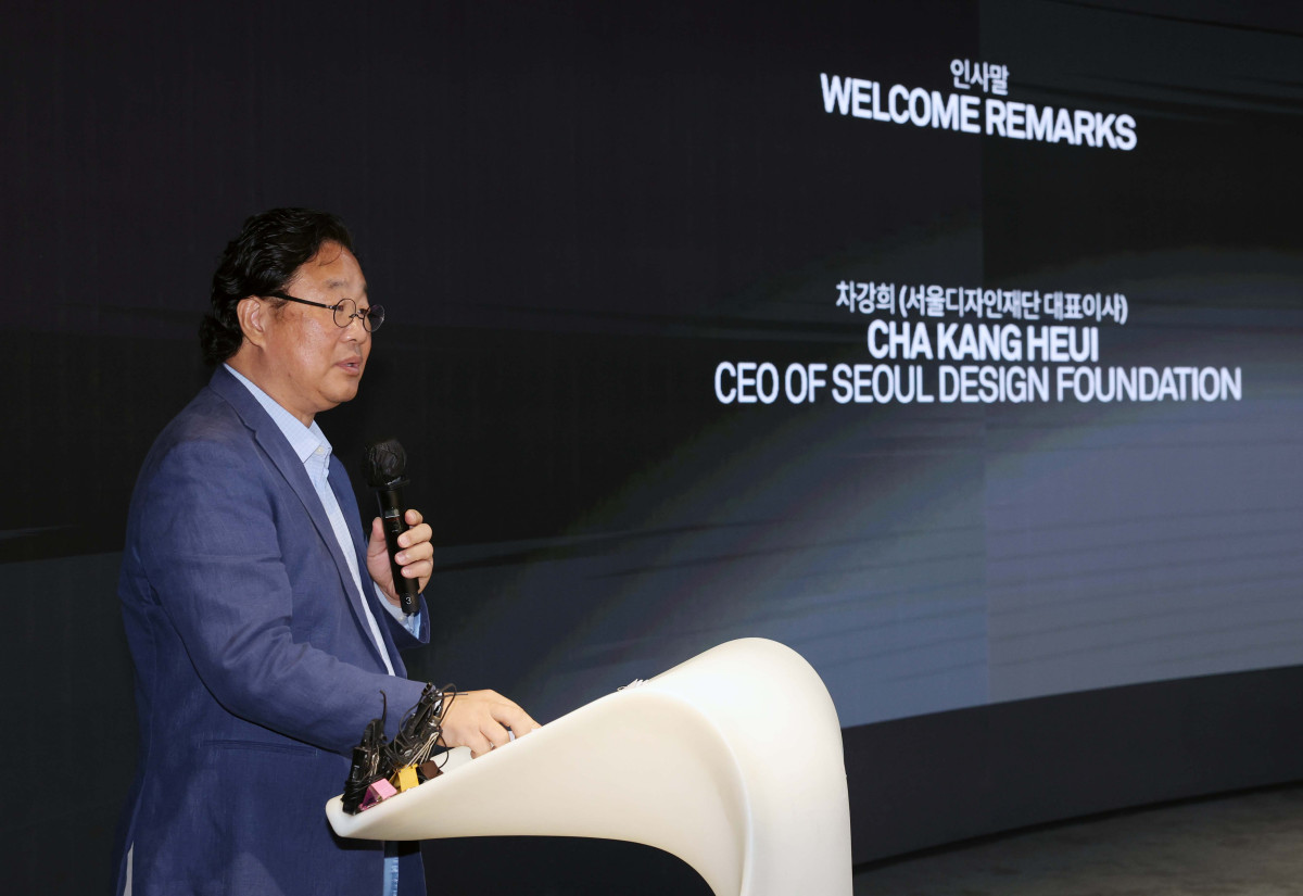 ▲차강희 서울디자인재단 대표가 1일 서울 중구 동대문디자인플라자(DDP)에서 열린 ‘디자인 마이애미 인 시추-서울’ 기자간담회에서 인사말을 하고있다. 14일까지 DDP에서 ‘창착의 빛: 한국을 비추다’를 주제로 진행되는 ‘디자인 마이애미 인 시추-서울’은 디자인 마이애미가 아시아에서 처음으로 선보이는 전시로, 71명 디자이너의 170여 점 작품을 통해 전통 공예부터 현대 디자인까지 한국 디자인만의 독창성을 조명하고 국내 콜렉터블 디자인의 흐름을 이끌어온 거장들을 소개하는 자리다. 디자인 마이애미는 세계 유명 갤러리와 디자이너 등이 소장 가치를 지닌 디자인을 소개하는 세계적인 디자인 플랫폼이다. 신태현 기자 holjjak@