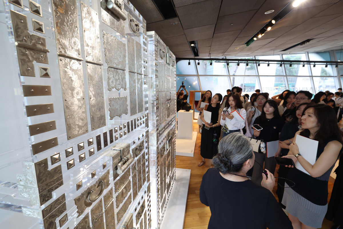 ▲1일 서울 중구 동대문디자인플라자(DDP)에서 ‘디자인 마이애미 인 시추-서울’ 프레스투어가 진행되고 있다. 14일까지 DDP에서 ‘창착의 빛: 한국을 비추다’를 주제로 진행되는 ‘디자인 마이애미 인 시추-서울’은 디자인 마이애미가 아시아에서 처음으로 선보이는 전시로, 71명 디자이너의 170여 점 작품을 통해 전통 공예부터 현대 디자인까지 한국 디자인만의 독창성을 조명하고 국내 콜렉터블 디자인의 흐름을 이끌어온 거장들을 소개하는 자리다. 디자인 마이애미는 세계 유명 갤러리와 디자이너 등이 소장 가치를 지닌 디자인을 소개하는 세계적인 디자인 플랫폼이다. 신태현 기자 holjjak@