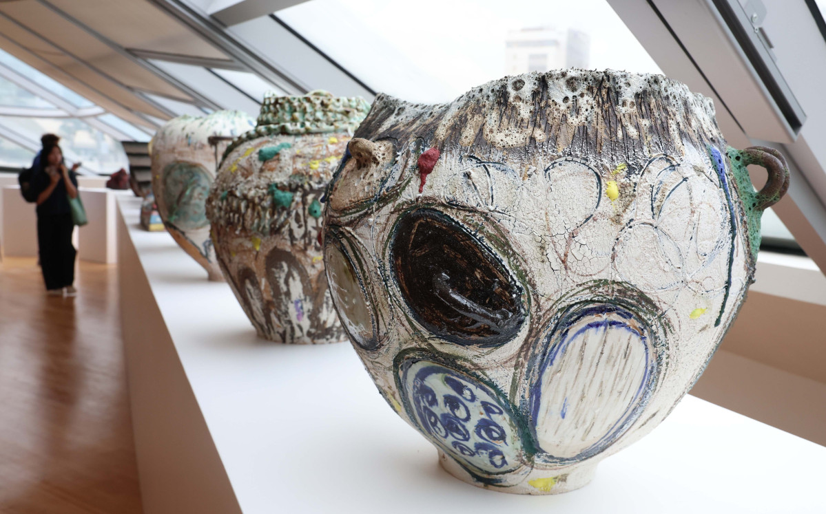 ▲1일 서울 중구 동대문디자인플라자(DDP)에서 ‘디자인 마이애미 인 시추-서울’ 프레스투어가 진행되고 있다. 14일까지 DDP에서 ‘창착의 빛: 한국을 비추다’를 주제로 진행되는 ‘디자인 마이애미 인 시추-서울’은 디자인 마이애미가 아시아에서 처음으로 선보이는 전시로, 71명 디자이너의 170여 점 작품을 통해 전통 공예부터 현대 디자인까지 한국 디자인만의 독창성을 조명하고 국내 콜렉터블 디자인의 흐름을 이끌어온 거장들을 소개하는 자리다. 디자인 마이애미는 세계 유명 갤러리와 디자이너 등이 소장 가치를 지닌 디자인을 소개하는 세계적인 디자인 플랫폼이다. 신태현 기자 holjjak@