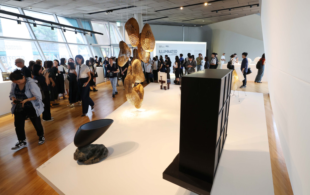 ▲1일 서울 중구 동대문디자인플라자(DDP)에서 ‘디자인 마이애미 인 시추-서울’ 프레스투어가 진행되고 있다. 14일까지 DDP에서 ‘창착의 빛: 한국을 비추다’를 주제로 진행되는 ‘디자인 마이애미 인 시추-서울’은 디자인 마이애미가 아시아에서 처음으로 선보이는 전시로, 71명 디자이너의 170여 점 작품을 통해 전통 공예부터 현대 디자인까지 한국 디자인만의 독창성을 조명하고 국내 콜렉터블 디자인의 흐름을 이끌어온 거장들을 소개하는 자리다. 디자인 마이애미는 세계 유명 갤러리와 디자이너 등이 소장 가치를 지닌 디자인을 소개하는 세계적인 디자인 플랫폼이다. 신태현 기자 holjjak@