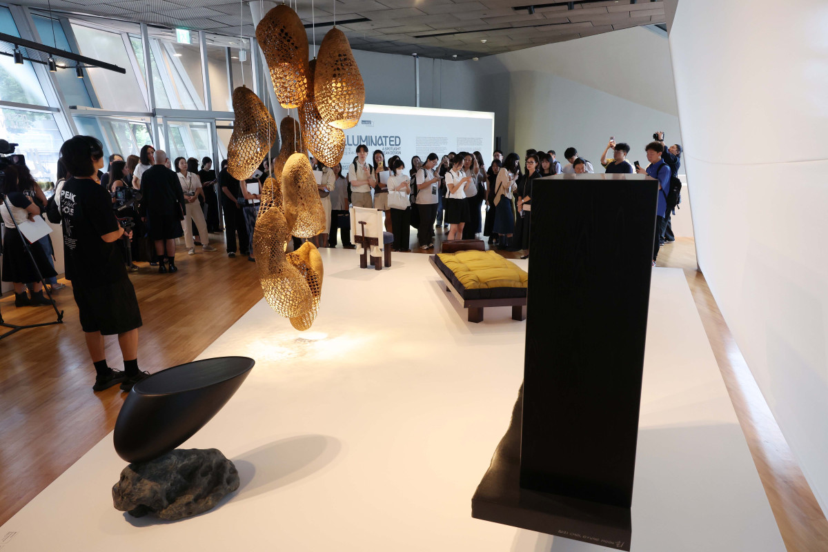 ▲1일 서울 중구 동대문디자인플라자(DDP)에서 ‘디자인 마이애미 인 시추-서울’ 프레스투어가 진행되고 있다. 14일까지 DDP에서 ‘창착의 빛: 한국을 비추다’를 주제로 진행되는 ‘디자인 마이애미 인 시추-서울’은 디자인 마이애미가 아시아에서 처음으로 선보이는 전시로, 71명 디자이너의 170여 점 작품을 통해 전통 공예부터 현대 디자인까지 한국 디자인만의 독창성을 조명하고 국내 콜렉터블 디자인의 흐름을 이끌어온 거장들을 소개하는 자리다. 디자인 마이애미는 세계 유명 갤러리와 디자이너 등이 소장 가치를 지닌 디자인을 소개하는 세계적인 디자인 플랫폼이다. 신태현 기자 holjjak@