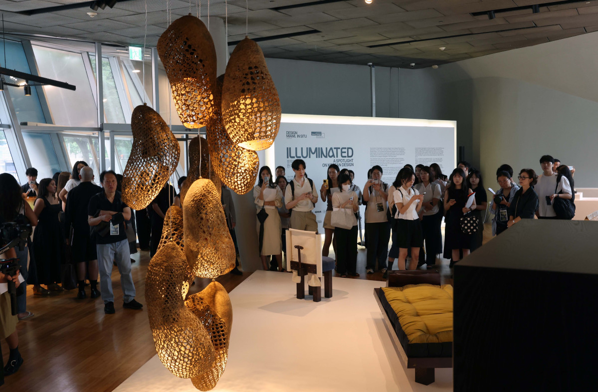 ▲1일 서울 중구 동대문디자인플라자(DDP)에서 ‘디자인 마이애미 인 시추-서울’ 프레스투어가 진행되고 있다. 14일까지 DDP에서 ‘창착의 빛: 한국을 비추다’를 주제로 진행되는 ‘디자인 마이애미 인 시추-서울’은 디자인 마이애미가 아시아에서 처음으로 선보이는 전시로, 71명 디자이너의 170여 점 작품을 통해 전통 공예부터 현대 디자인까지 한국 디자인만의 독창성을 조명하고 국내 콜렉터블 디자인의 흐름을 이끌어온 거장들을 소개하는 자리다. 디자인 마이애미는 세계 유명 갤러리와 디자이너 등이 소장 가치를 지닌 디자인을 소개하는 세계적인 디자인 플랫폼이다. 신태현 기자 holjjak@