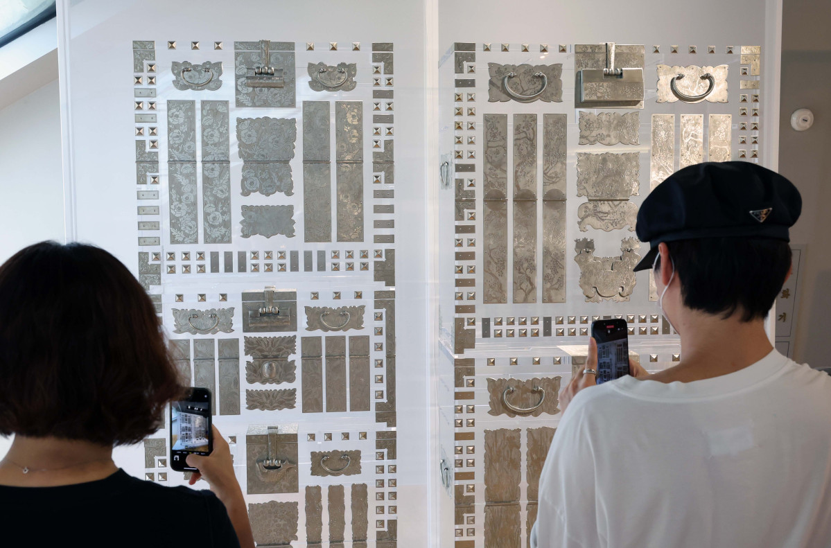 ▲1일 서울 중구 동대문디자인플라자(DDP)에서 ‘디자인 마이애미 인 시추-서울’ 프레스투어가 진행되고 있다. 14일까지 DDP에서 ‘창착의 빛: 한국을 비추다’를 주제로 진행되는 ‘디자인 마이애미 인 시추-서울’은 디자인 마이애미가 아시아에서 처음으로 선보이는 전시로, 71명 디자이너의 170여 점 작품을 통해 전통 공예부터 현대 디자인까지 한국 디자인만의 독창성을 조명하고 국내 콜렉터블 디자인의 흐름을 이끌어온 거장들을 소개하는 자리다. 디자인 마이애미는 세계 유명 갤러리와 디자이너 등이 소장 가치를 지닌 디자인을 소개하는 세계적인 디자인 플랫폼이다. 신태현 기자 holjjak@