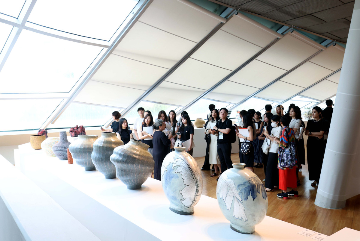 ▲1일 서울 중구 동대문디자인플라자(DDP)에서 ‘디자인 마이애미 인 시추-서울’ 프레스투어가 진행되고 있다. 14일까지 DDP에서 ‘창착의 빛: 한국을 비추다’를 주제로 진행되는 ‘디자인 마이애미 인 시추-서울’은 디자인 마이애미가 아시아에서 처음으로 선보이는 전시로, 71명 디자이너의 170여 점 작품을 통해 전통 공예부터 현대 디자인까지 한국 디자인만의 독창성을 조명하고 국내 콜렉터블 디자인의 흐름을 이끌어온 거장들을 소개하는 자리다. 디자인 마이애미는 세계 유명 갤러리와 디자이너 등이 소장 가치를 지닌 디자인을 소개하는 세계적인 디자인 플랫폼이다. 신태현 기자 holjjak@