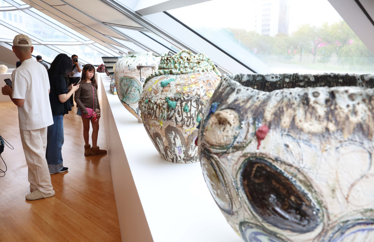 ▲1일 서울 중구 동대문디자인플라자(DDP)에서 ‘디자인 마이애미 인 시추-서울’ 프레스투어가 진행되고 있다. 14일까지 DDP에서 ‘창착의 빛: 한국을 비추다’를 주제로 진행되는 ‘디자인 마이애미 인 시추-서울’은 디자인 마이애미가 아시아에서 처음으로 선보이는 전시로, 71명 디자이너의 170여 점 작품을 통해 전통 공예부터 현대 디자인까지 한국 디자인만의 독창성을 조명하고 국내 콜렉터블 디자인의 흐름을 이끌어온 거장들을 소개하는 자리다. 디자인 마이애미는 세계 유명 갤러리와 디자이너 등이 소장 가치를 지닌 디자인을 소개하는 세계적인 디자인 플랫폼이다. 신태현 기자 holjjak@