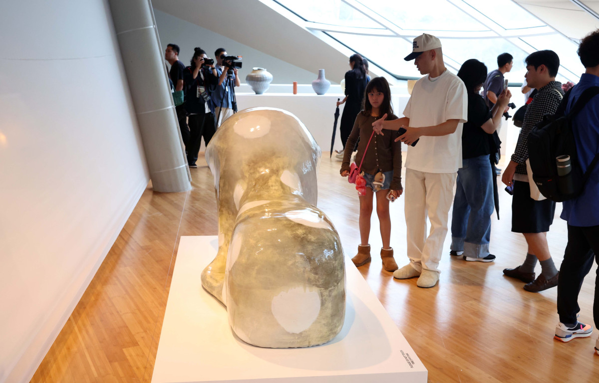 ▲1일 서울 중구 동대문디자인플라자(DDP)에서 ‘디자인 마이애미 인 시추-서울’ 프레스투어가 진행되고 있다. 14일까지 DDP에서 ‘창착의 빛: 한국을 비추다’를 주제로 진행되는 ‘디자인 마이애미 인 시추-서울’은 디자인 마이애미가 아시아에서 처음으로 선보이는 전시로, 71명 디자이너의 170여 점 작품을 통해 전통 공예부터 현대 디자인까지 한국 디자인만의 독창성을 조명하고 국내 콜렉터블 디자인의 흐름을 이끌어온 거장들을 소개하는 자리다. 디자인 마이애미는 세계 유명 갤러리와 디자이너 등이 소장 가치를 지닌 디자인을 소개하는 세계적인 디자인 플랫폼이다. 신태현 기자 holjjak@