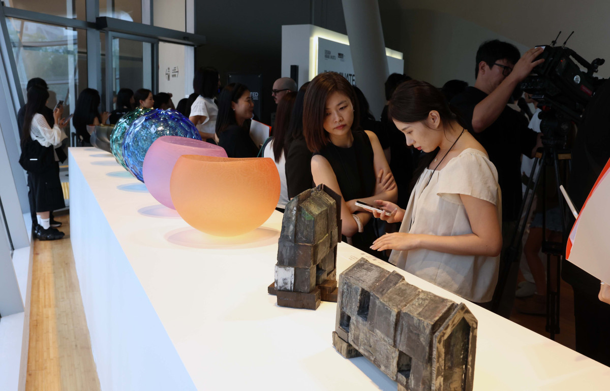 ▲1일 서울 중구 동대문디자인플라자(DDP)에서 ‘디자인 마이애미 인 시추-서울’ 프레스투어가 진행되고 있다. 14일까지 DDP에서 ‘창착의 빛: 한국을 비추다’를 주제로 진행되는 ‘디자인 마이애미 인 시추-서울’은 디자인 마이애미가 아시아에서 처음으로 선보이는 전시로, 71명 디자이너의 170여 점 작품을 통해 전통 공예부터 현대 디자인까지 한국 디자인만의 독창성을 조명하고 국내 콜렉터블 디자인의 흐름을 이끌어온 거장들을 소개하는 자리다. 디자인 마이애미는 세계 유명 갤러리와 디자이너 등이 소장 가치를 지닌 디자인을 소개하는 세계적인 디자인 플랫폼이다. 신태현 기자 holjjak@