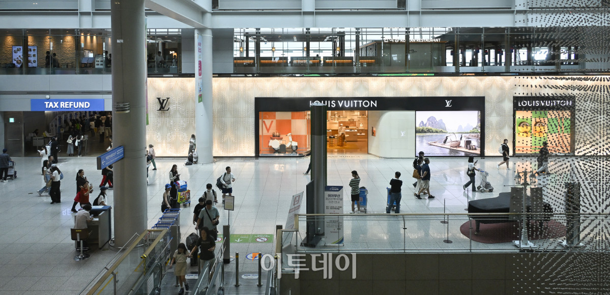 ▲최근 전 세계에서 K 콘텐츠가 인기를 끌면서 한국을 찾는 관광객이 큰 폭으로 늘고 있으나 면세점 업황은 회복 기미를 보이지 않고 있다. 1일 한국면세점협회와 업계에 따르면 7월 면세점 매출액은 9199억4652만원으로, 작년 7월 1조65억268만원보다 8.6% 줄었다. 같은 기간 구매 인원이 236만3113명에서 258만339명으로 9.2% 증가한 것과 상반된다. 7월 한국을 찾은 외국인 관광객은 작년 동기보다 23.1% 늘었고 면세점에서 물품을 구매한 외국인 수도 관광객 수 증가폭과 비슷하게 25.1% 늘었으나 구매액은 오히려 14.2% 감소했다. 이날 인천국제공항 제1여객터미널 면세구역에서 이용객들이 발걸음을 옮기고 있다. 조현호 기자 hyunho@