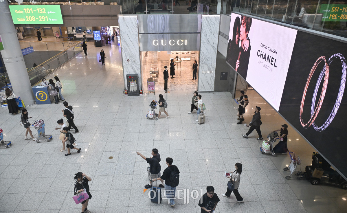 ▲최근 전 세계에서 K 콘텐츠가 인기를 끌면서 한국을 찾는 관광객이 큰 폭으로 늘고 있으나 면세점 업황은 회복 기미를 보이지 않고 있다. 1일 한국면세점협회와 업계에 따르면 7월 면세점 매출액은 9199억4652만원으로, 작년 7월 1조65억268만원보다 8.6% 줄었다. 같은 기간 구매 인원이 236만3113명에서 258만339명으로 9.2% 증가한 것과 상반된다. 7월 한국을 찾은 외국인 관광객은 작년 동기보다 23.1% 늘었고 면세점에서 물품을 구매한 외국인 수도 관광객 수 증가폭과 비슷하게 25.1% 늘었으나 구매액은 오히려 14.2% 감소했다. 이날 인천국제공항 제1여객터미널 면세구역에서 이용객들이 발걸음을 옮기고 있다. 조현호 기자 hyunho@