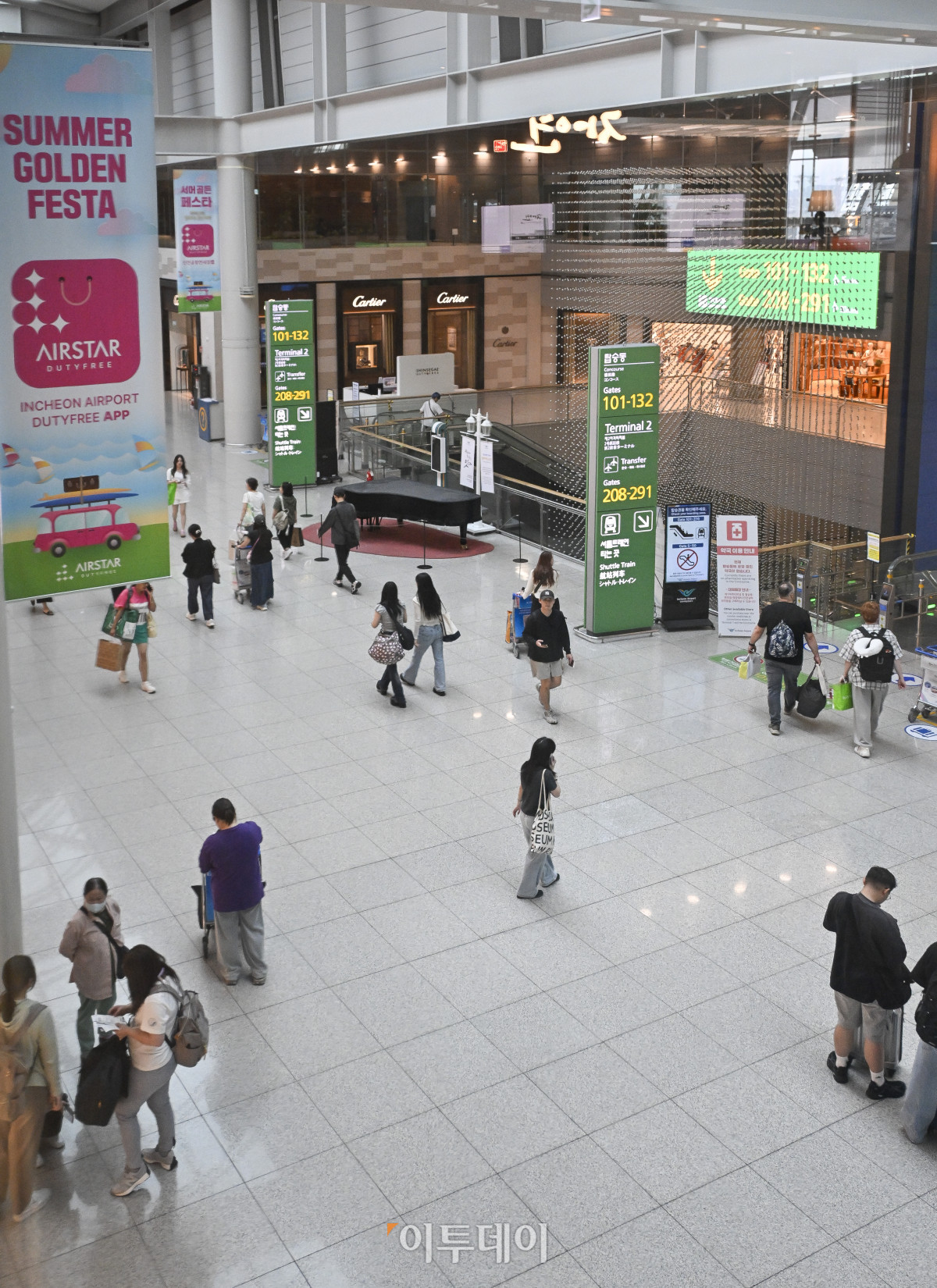 ▲최근 전 세계에서 K 콘텐츠가 인기를 끌면서 한국을 찾는 관광객이 큰 폭으로 늘고 있으나 면세점 업황은 회복 기미를 보이지 않고 있다. 1일 한국면세점협회와 업계에 따르면 7월 면세점 매출액은 9199억4652만원으로, 작년 7월 1조65억268만원보다 8.6% 줄었다. 같은 기간 구매 인원이 236만3113명에서 258만339명으로 9.2% 증가한 것과 상반된다. 7월 한국을 찾은 외국인 관광객은 작년 동기보다 23.1% 늘었고 면세점에서 물품을 구매한 외국인 수도 관광객 수 증가폭과 비슷하게 25.1% 늘었으나 구매액은 오히려 14.2% 감소했다. 이날 인천국제공항 제1여객터미널 면세구역에서 이용객들이 발걸음을 옮기고 있다. 조현호 기자 hyunho@