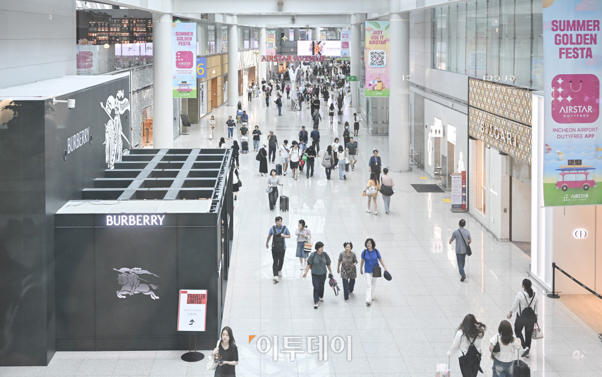 ▲최근 전 세계에서 K 콘텐츠가 인기를 끌면서 한국을 찾는 관광객이 큰 폭으로 늘고 있으나 면세점 업황은 회복 기미를 보이지 않고 있다. 1일 한국면세점협회와 업계에 따르면 7월 면세점 매출액은 9199억4652만원으로, 작년 7월 1조65억268만원보다 8.6% 줄었다. 같은 기간 구매 인원이 236만3113명에서 258만339명으로 9.2% 증가한 것과 상반된다. 7월 한국을 찾은 외국인 관광객은 작년 동기보다 23.1% 늘었고 면세점에서 물품을 구매한 외국인 수도 관광객 수 증가폭과 비슷하게 25.1% 늘었으나 구매액은 오히려 14.2% 감소했다. 이날 인천국제공항 제1여객터미널 면세구역에서 이용객들이 발걸음을 옮기고 있다. 조현호 기자 hyunho@