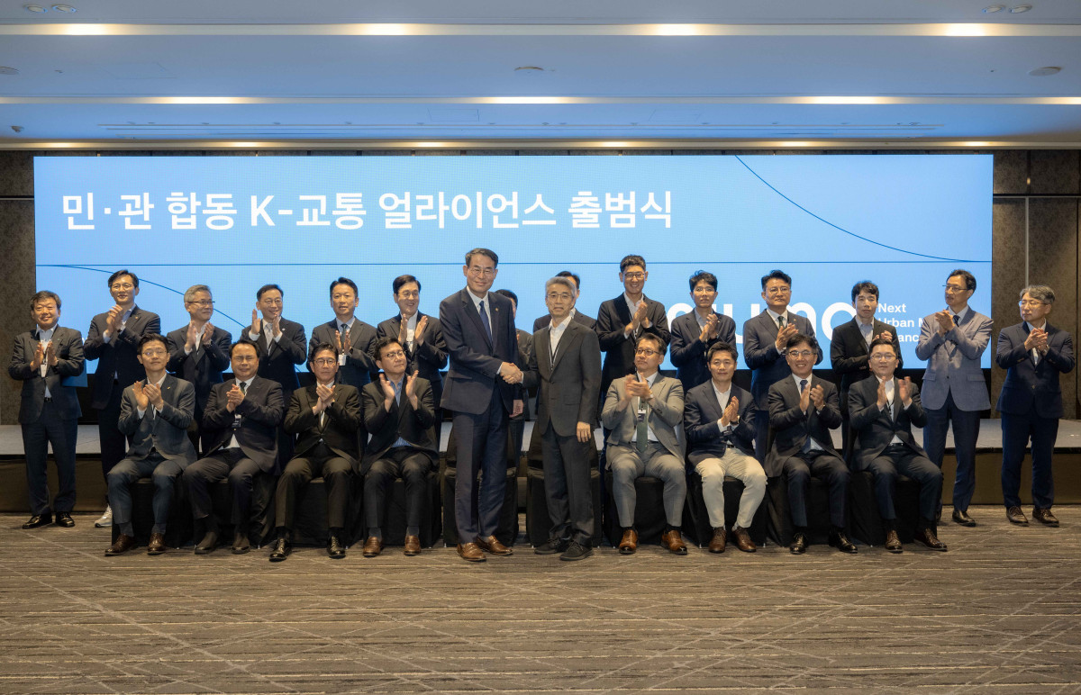 ▲NUMA 참여자들이 기념 촬영을 하고 있는 모습 (앞줄 좌측부터 강희업 국토교통부 2차관, 현대차·기아 AVP본부 송창현 사장). (사진=현대차·기아)