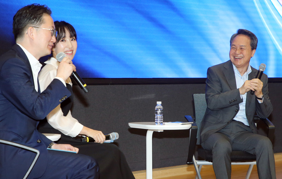 ▲진옥동 신한금융 회장(맨 오른쪽) 이 1일 서울 중구 신한금융 본사에서 열린 '창립24주년 기념식'에 참석해 임직원의 질문에 답하고 있다. (사진제공=신한금융)