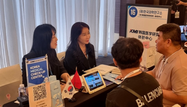 ▲KMI한국의학연구소가 중국 베이징 포시즌 호텔에서 건강검진 상담회를 진행하고 있다.
 (사진제공＝KMI한국의학연구소)