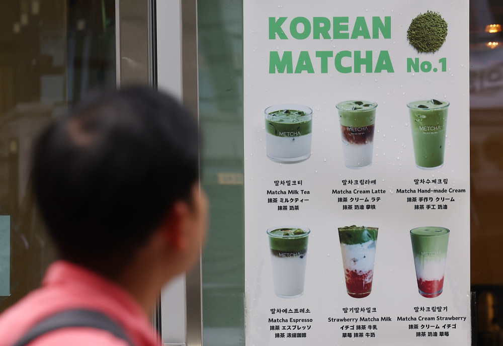 ▲전 세계에서 말차의 인기가 높아지며 한국에서도 음료 판매량이 증가하고 있다. 1일 서울 중구 명동의 한 말차 전문점에 말차 관련 음료 안내문이 놓여 있다. (연합뉴스)