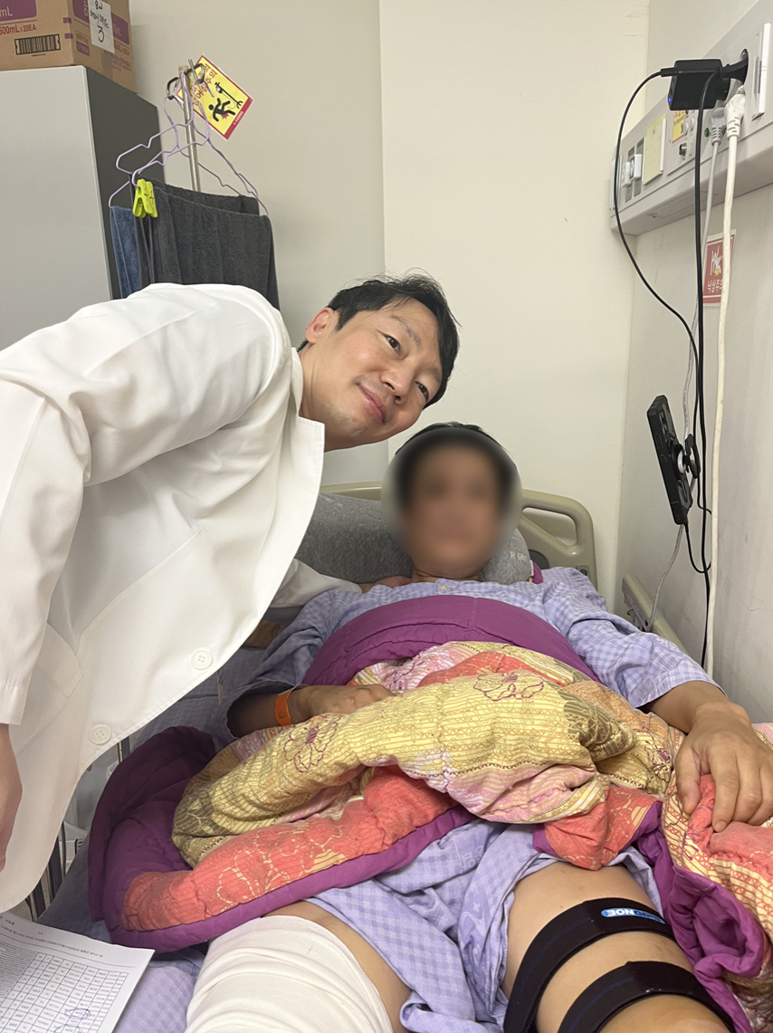 ▲부산 온병원 척추관절센터 김윤준 부원장과 40대 재수술 환자K씨 (사진제공=온병원)