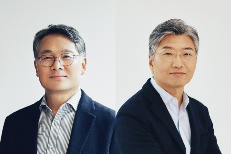 ▲최경(왼쪽) 코스맥스 대표와 허민호 코스맥스비티아이 대표. (사진제공=코스맥스)