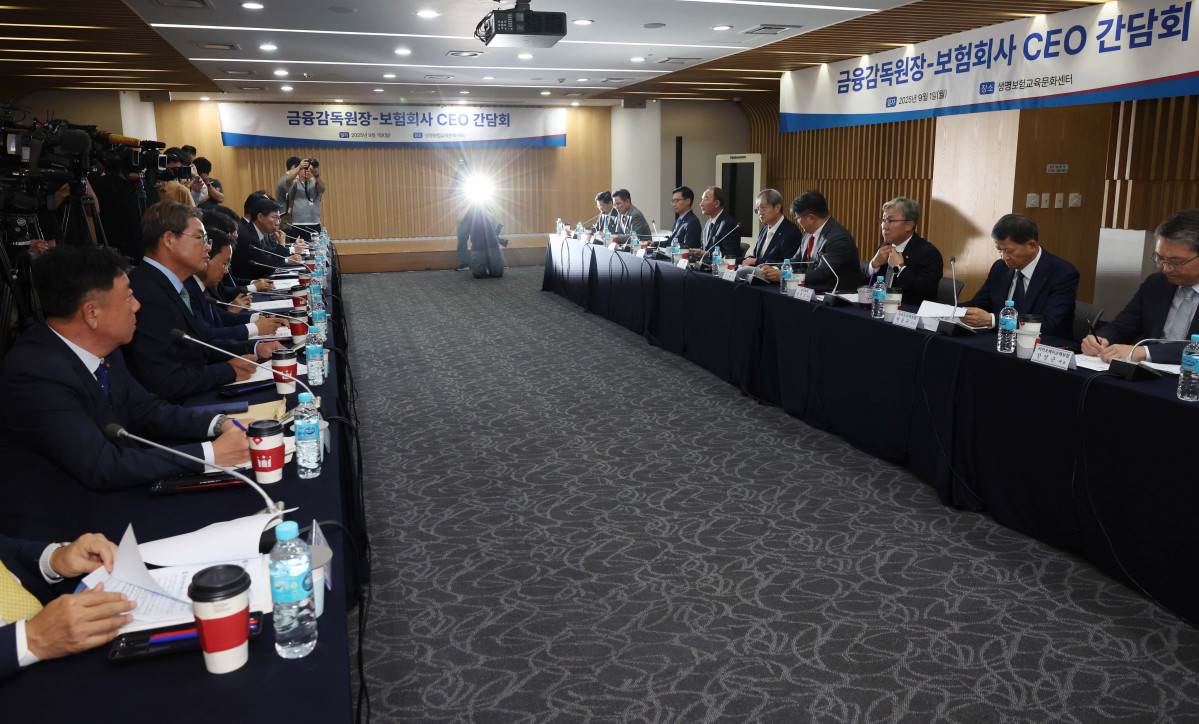 ▲이찬진 금융감독원장이 1일 서울 종로구 생명보험교육문화센터에서 열린 ‘금융감독원장-보험회사 CEO 간담회’에서 모두발언을 하고 있다. 신태현 기자 holjjak@