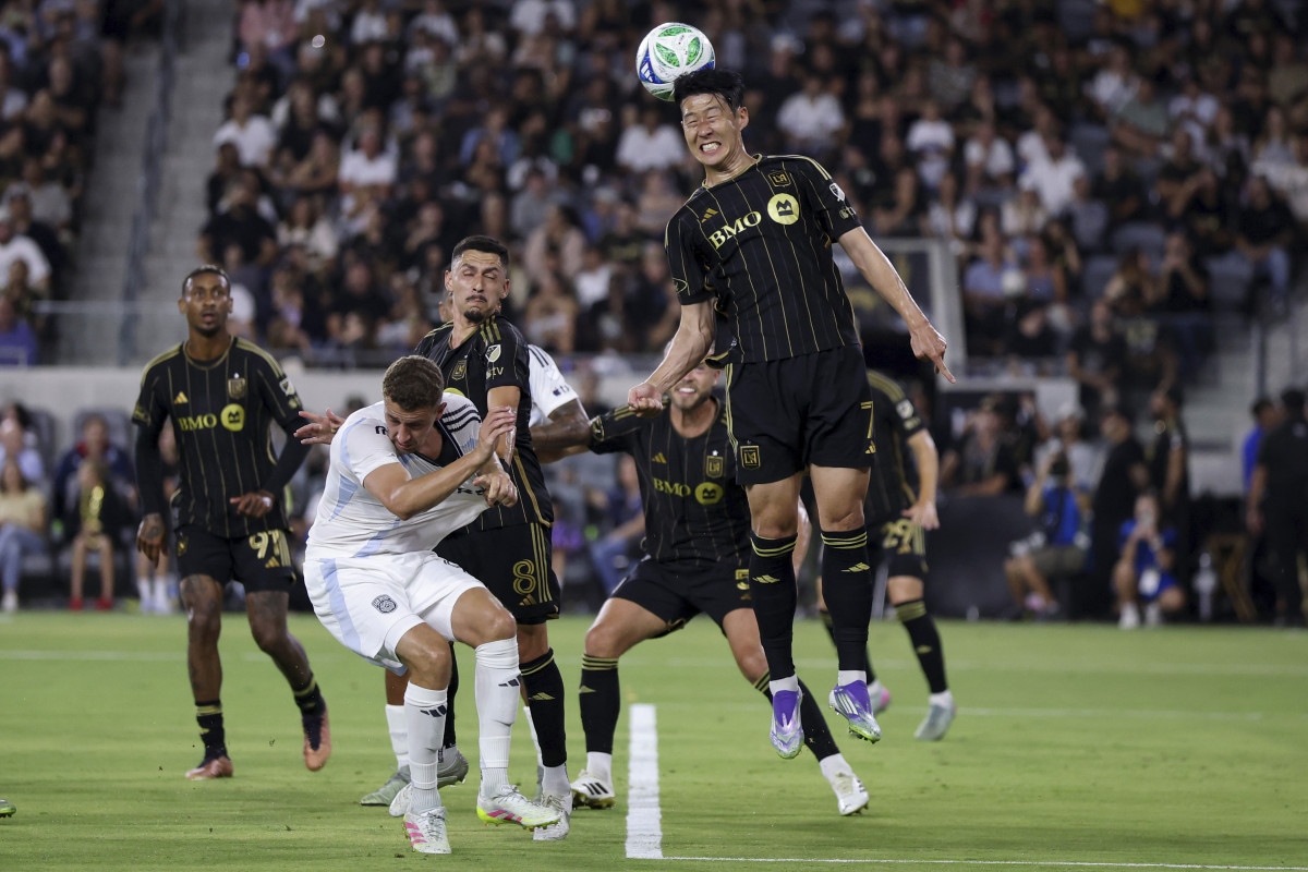 ▲로스앤젤레스(LA) FC의 손흥민(오른쪽)이 지난달 31일(현지 시간) 미 캘리포니아주 LA의 BMO 스타디움에서 열린 2025 MLS 29라운드 샌디에이고 FC와 경기 중 공중 볼을 처리하고 있다. (AP/뉴시스)