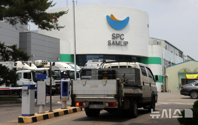 ▲경기 시흥시 SPC 삼립 시화공장에 물류차량이 이동하고 있다. (뉴시스)