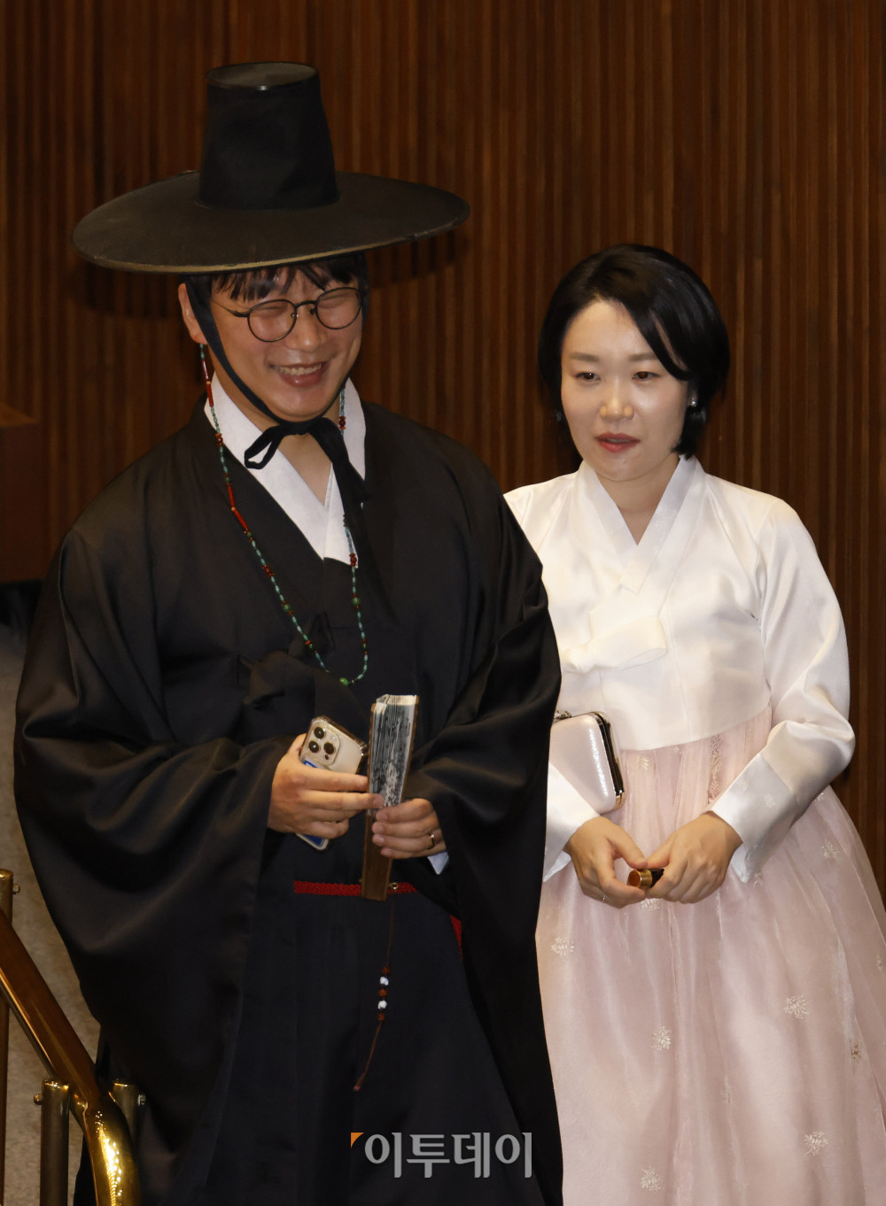 ▲1일 서울 여의도 국회에서 열린 제429회 국회(정기회) 개회식에서 모경종(왼쪽), 이소영 더불어민주당 의원이 한복을 입고 있다. 고이란 기자 photoeran@