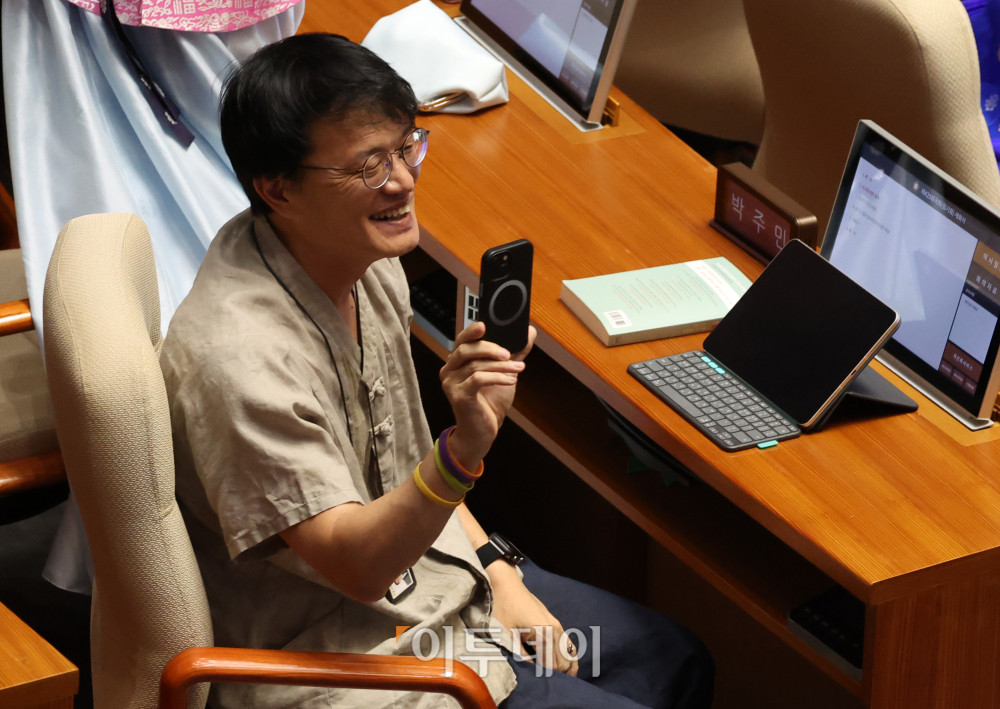 ▲1일 서울 여의도 국회에서 열린 제429회 국회(정기회) 개회식에서 박주민 더불어민주당 의원이 한복을 입고 있다. 이날 국민의힘은 여당에 대한 항의의 의미를 담아 상복 차림으로 참석했다. 고이란 기자 photoeran@