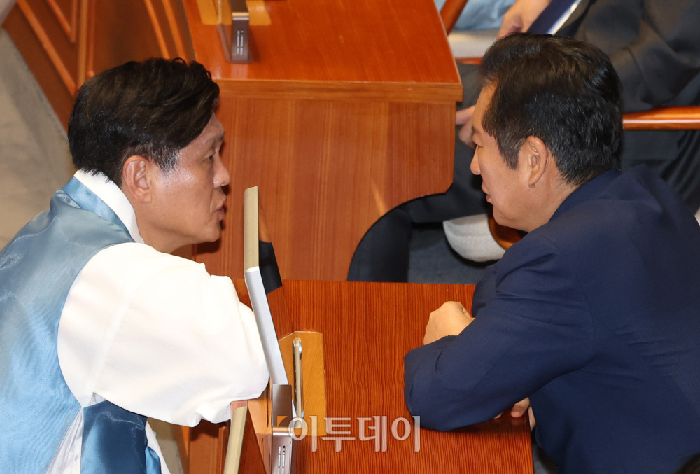 ▲1일 서울 여의도 국회에서 열린 제429회 국회(정기회) 개회식에서 정청래(오른쪽) 더불어민주당 대표가 조승래 사무총장과 대화하고 있다. 고이란 기자 photoeran@