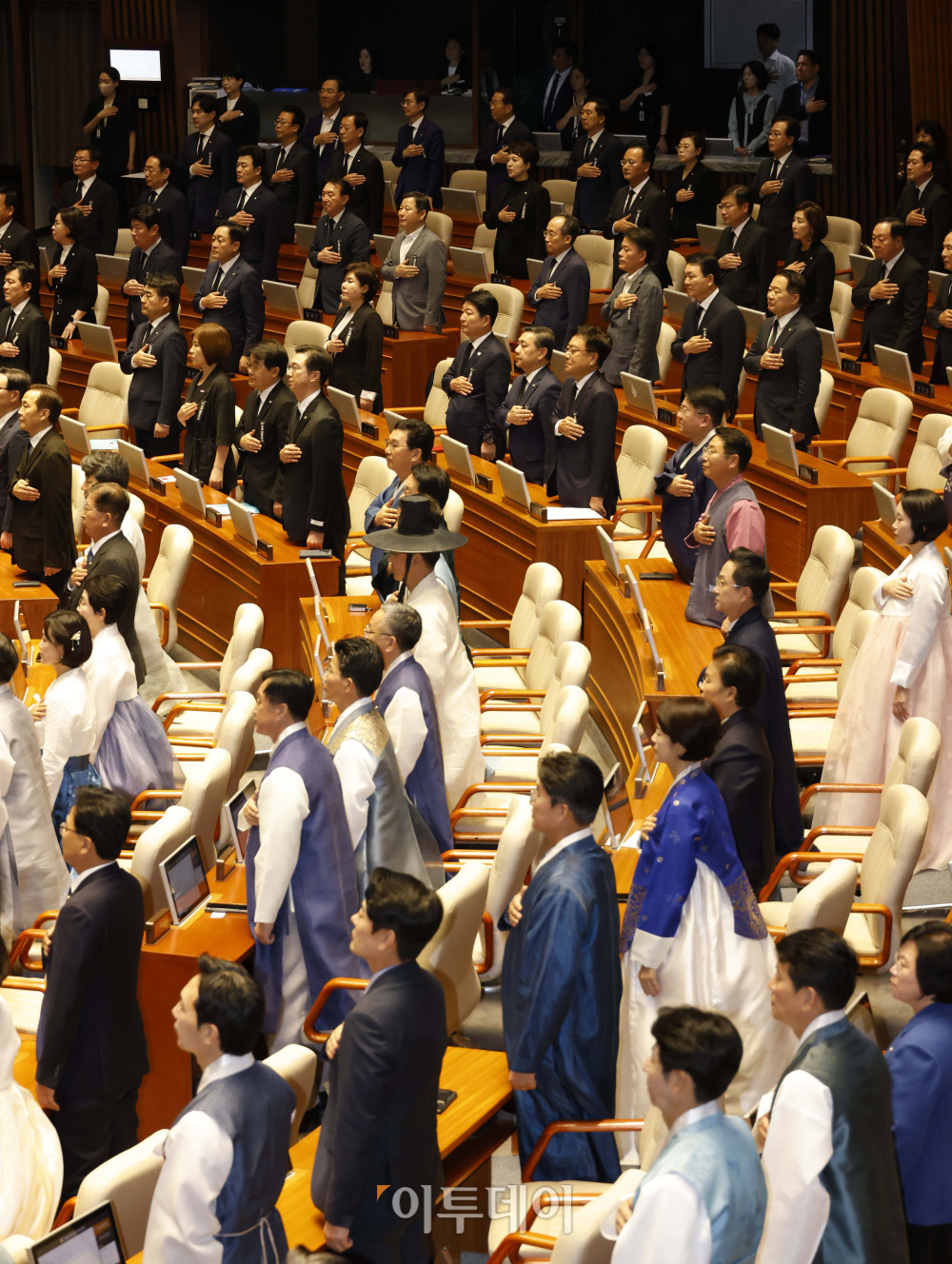 ▲1일 서울 여의도 국회에서 열린 제429회 국회(정기회) 개회식에서 의원들이 한복을 입고 있다. 이날 국민의힘은 여당에 대한 항의의 의미를 담아 상복 차림으로 참석했다. 고이란 기자 photoeran@