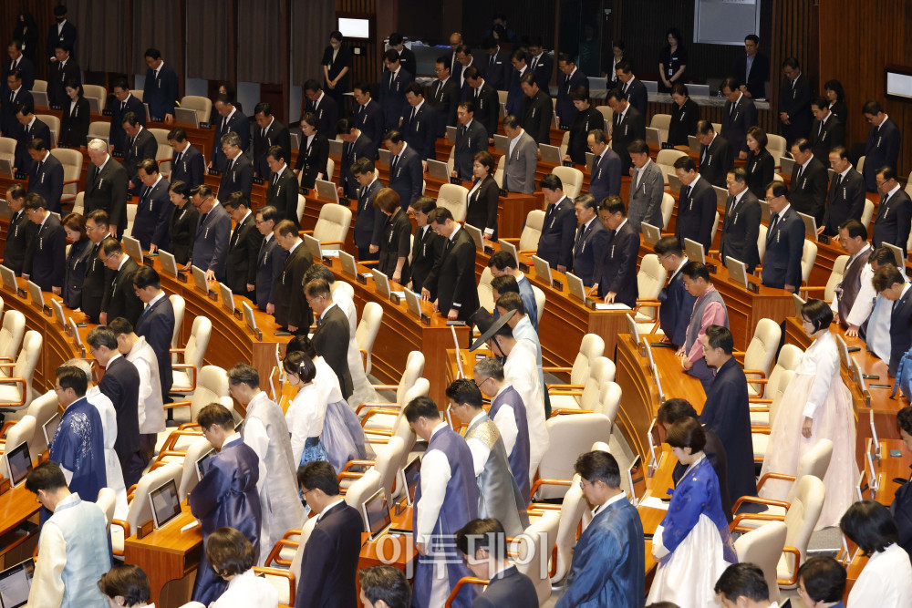 ▲1일 서울 여의도 국회에서 열린 제429회 국회(정기회) 개회식에서 의원들이 한복을 입고 있다. 이날 국민의힘은 여당에 대한 항의의 의미를 담아 상복 차림으로 참석했다. 고이란 기자 photoeran@