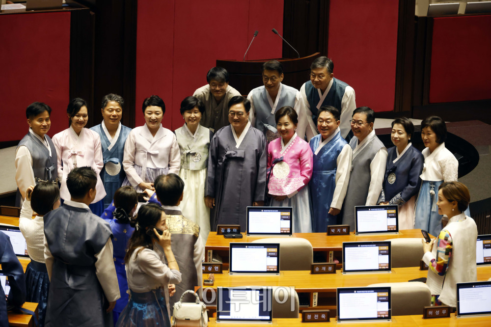 ▲1일 서울 여의도 국회에서 열린 제429회 국회(정기회) 개회식에서 우원식 국회의장을 비롯한 의원들이 한복을 입고 있다. 이날 국민의힘은 여당에 대한 항의의 의미를 담아 상복 차림으로 참석했다. 고이란 기자 photoeran@