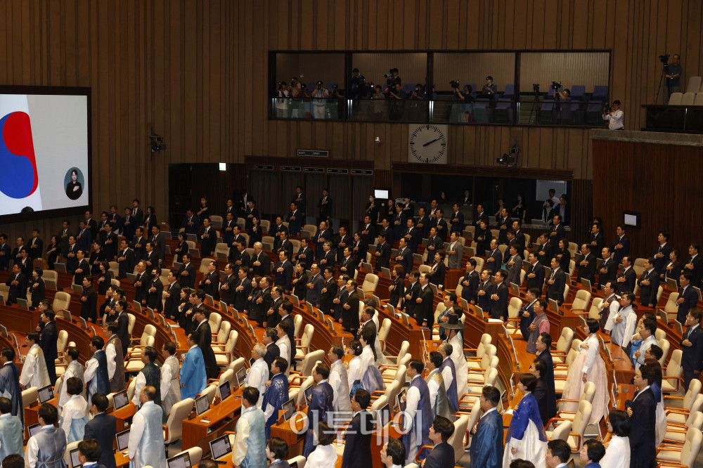 ▲1일 서울 여의도 국회에서 열린 제429회 국회(정기회) 개회식에서 의원들이 한복을 입고 있다. 이날 국민의힘은 여당에 대한 항의의 의미를 담아 상복 차림으로 참석했다. 고이란 기자 photoeran@