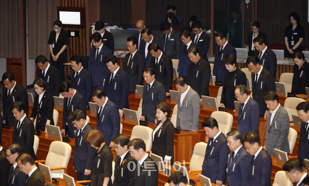 ▲1일 서울 여의도 국회에서 열린 제429회 국회(정기회) 개회식에서 대부분의 의원들이 한복을 입은 가운데 이날 국민의힘이 여당에 대한 항의의 의미를 담아 상복 차림으로 참석하고 있다. 고이란 기자 photoeran@