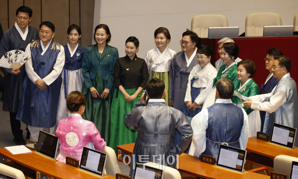 ▲1일 서울 여의도 국회에서 열린 제429회 국회(정기회) 개회식에서 우원식 국회의장을 비롯한 의원들이 한복을 입고 있다. 이날 국민의힘은 여당에 대한 항의의 의미를 담아 상복 차림으로 참석했다. 고이란 기자 photoeran@